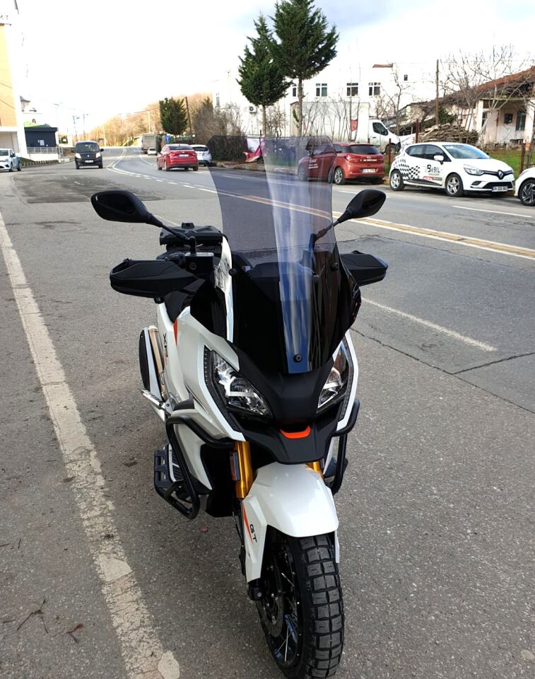 MOTOCAM Peugeot XP 400 Ön Cam 2023-2026 Model 61cm Füme Renkli 4mm ORTA BOYLU
