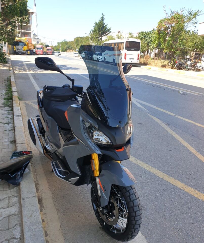 MOTOCAM Peugeot XP 400 Ön Cam 2023-2026 Model 61cm Siyah Renkli 4mm ORTA BOYLU