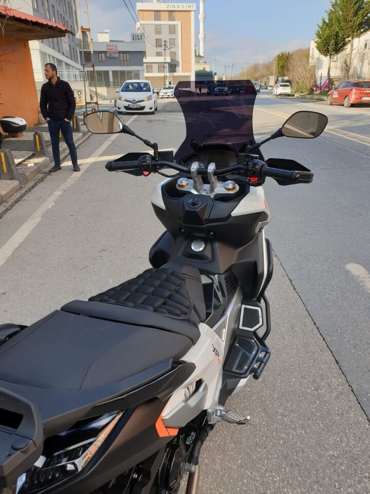 MOTOCAM Peugeot XP 400 Ön Cam 2023-2026 Model 61cm Siyah Renkli 4mm ORTA BOYLU