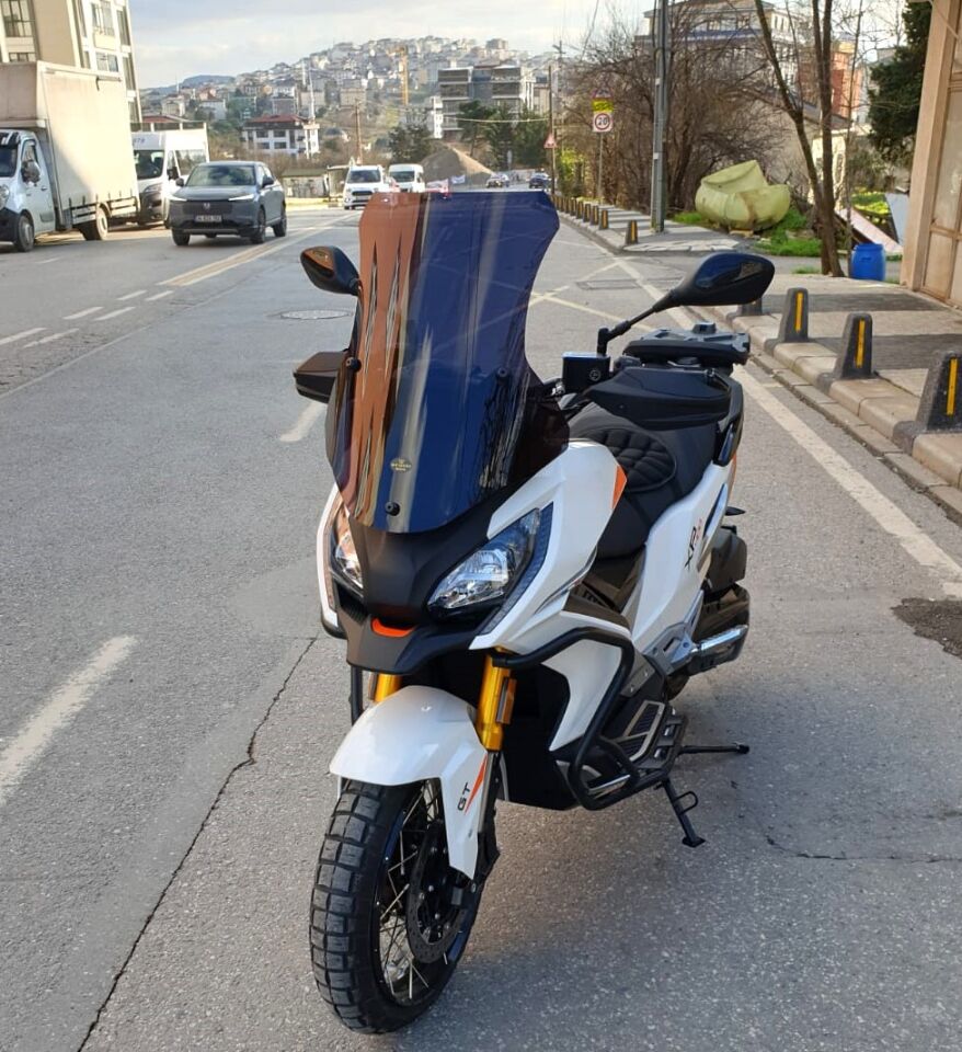 MOTOCAM Peugeot XP 400 Ön Cam 2023-2026 Model 61cm Siyah Renkli 4mm ORTA BOYLU