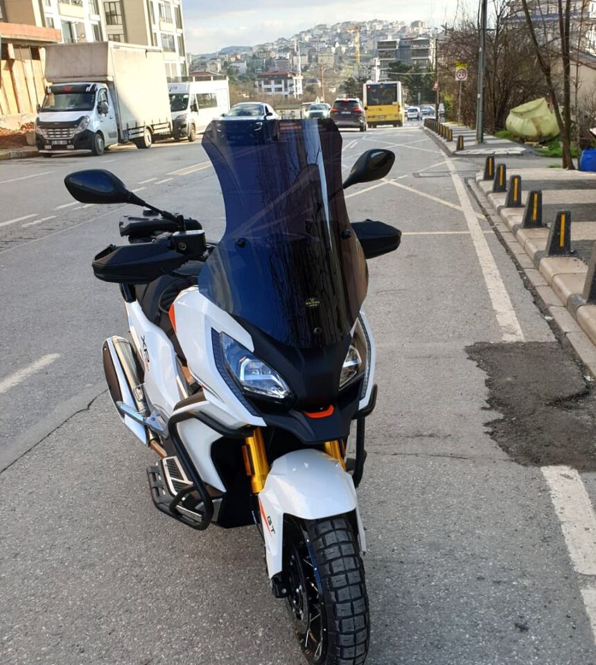 MOTOCAM Peugeot XP 400 Ön Cam 2023-2026 Model 61cm Siyah Renkli 4mm ORTA BOYLU