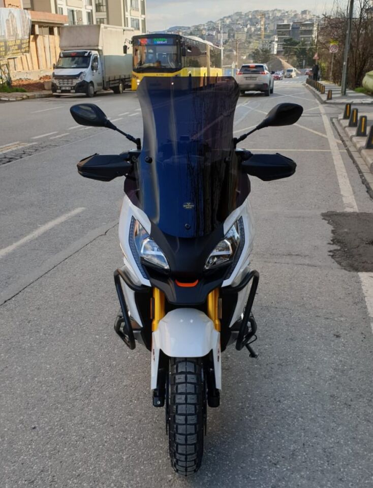 MOTOCAM Peugeot XP 400 Ön Cam 2023-2026 Model 61cm Siyah Renkli 4mm ORTA BOYLU