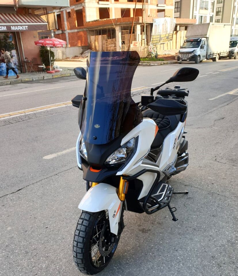 MOTOCAM Peugeot XP 400 Ön Cam 2023-2026 Model 61cm Siyah Renkli 4mm ORTA BOYLU