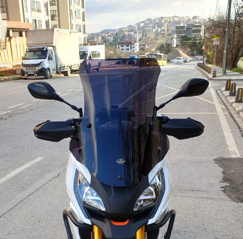 MOTOCAM Peugeot XP 400 Ön Cam 2023-2026 Model 61cm Siyah Renkli 4mm ORTA BOYLU