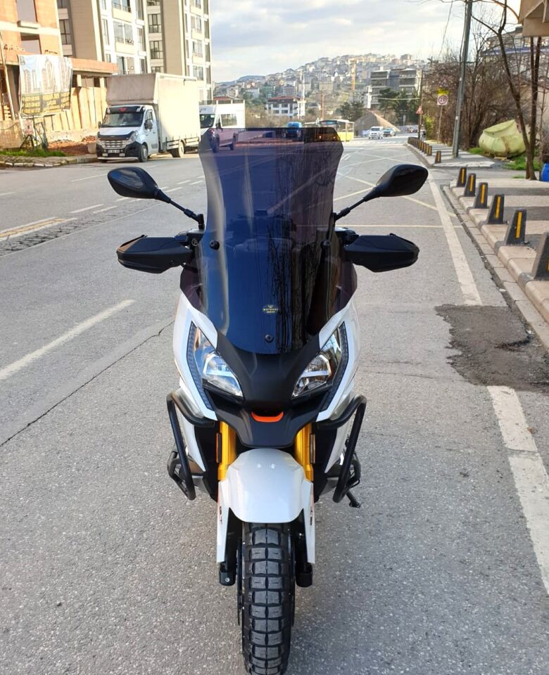 MOTOCAM Peugeot XP 400 Ön Cam 2023-2026 Model 61cm Siyah Renkli 4mm ORTA BOYLU