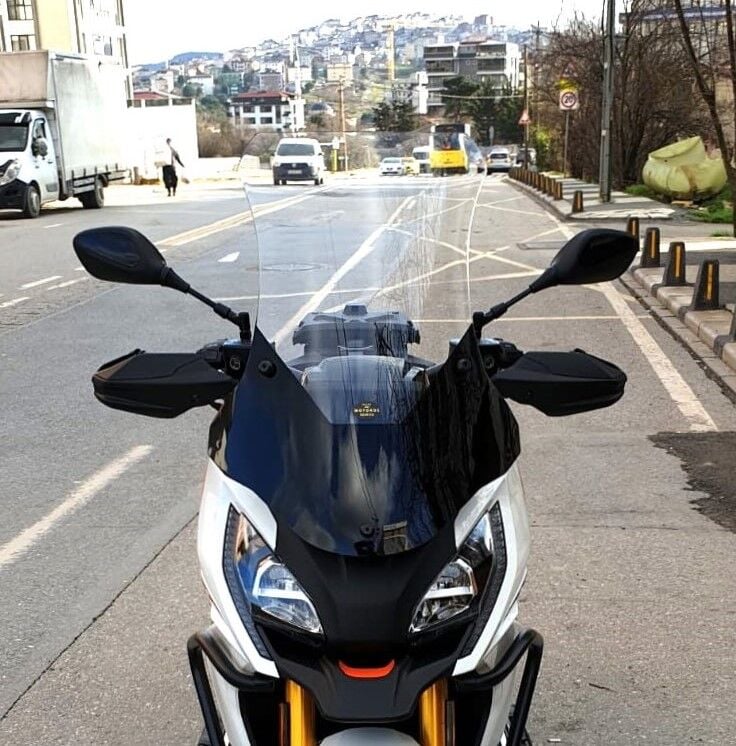 MOTOCAM Peugeot XP 400 Ön Cam 2023-2026 Model 61cm Şeffaf Renkli 4mm ORTA BOYLU