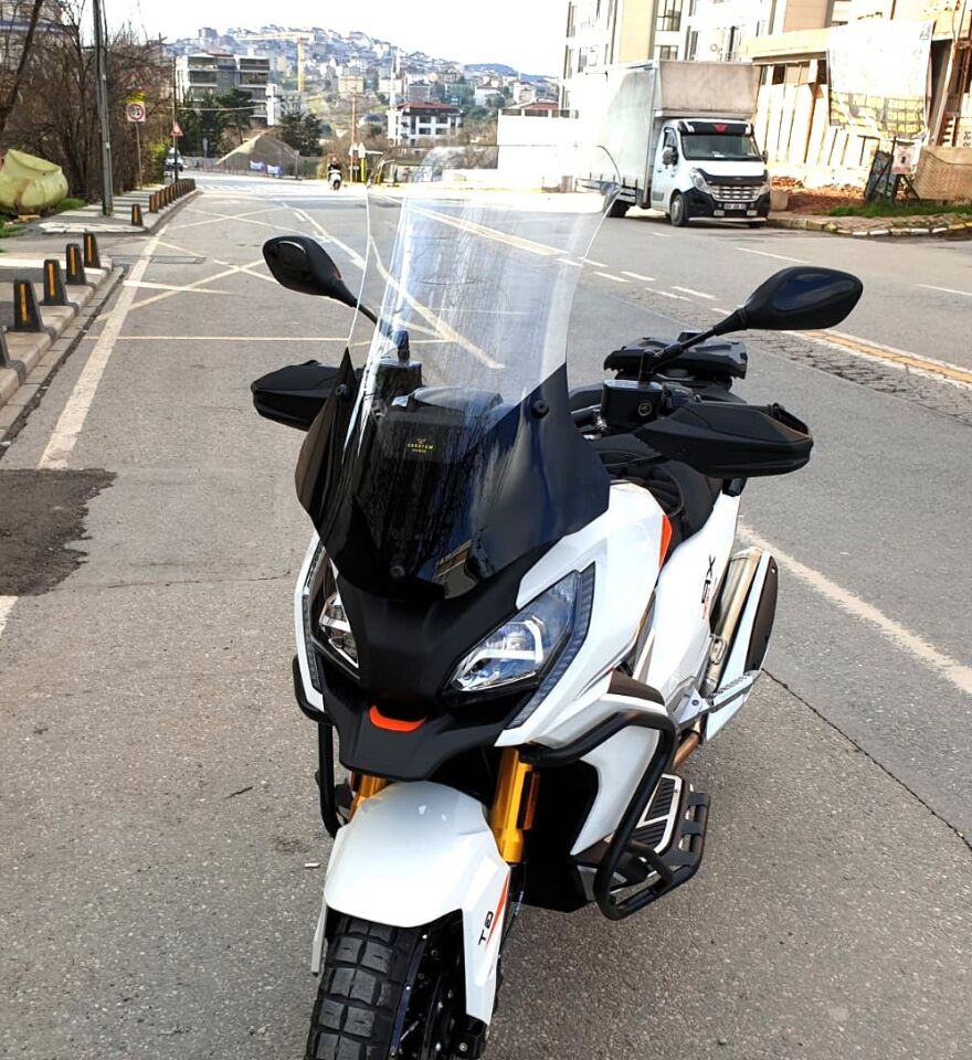 MOTOCAM Peugeot XP 400 Ön Cam 2023-2026 Model 61cm Şeffaf Renkli 4mm ORTA BOYLU