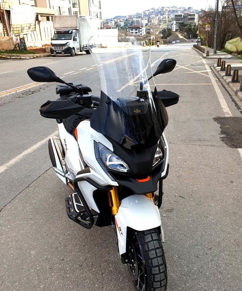 MOTOCAM Peugeot XP 400 Ön Cam 2023-2026 Model 61cm Şeffaf Renkli 4mm ORTA BOYLU