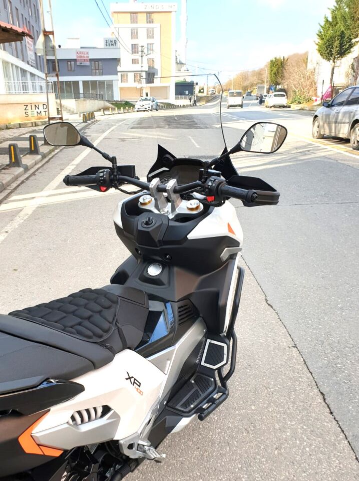 MOTOCAM Peugeot XP 400 Ön Cam 2023-2026 Model 61cm Şeffaf Renkli 4mm ORTA BOYLU