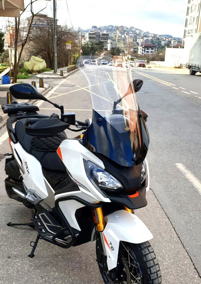 MOTOCAM Peugeot XP 400 Ön Cam 2023-2026 Model 61cm Şeffaf Renkli 4mm ORTA BOYLU