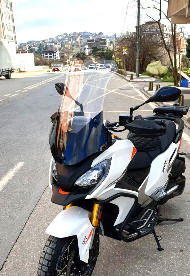 MOTOCAM Peugeot XP 400 Ön Cam 2023-2026 Model 61cm Şeffaf Renkli 4mm ORTA BOYLU