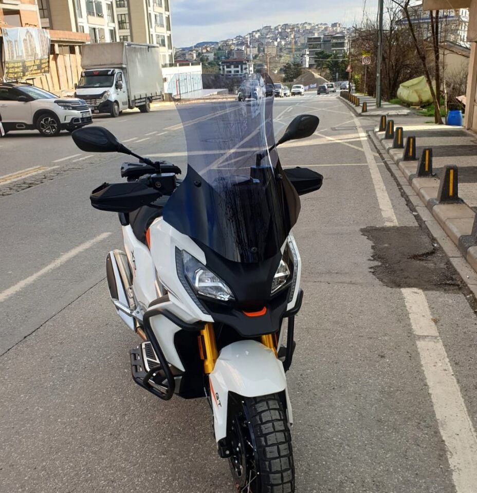 MOTOCAM Peugeot XP 400 Ön Cam 2023-2026 Model 65cm Füme Renkli 4mm UZUN