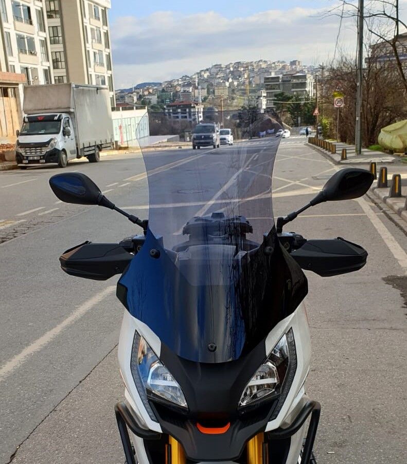 MOTOCAM Peugeot XP 400 Ön Cam 2023-2026 Model 65cm Füme Renkli 4mm UZUN