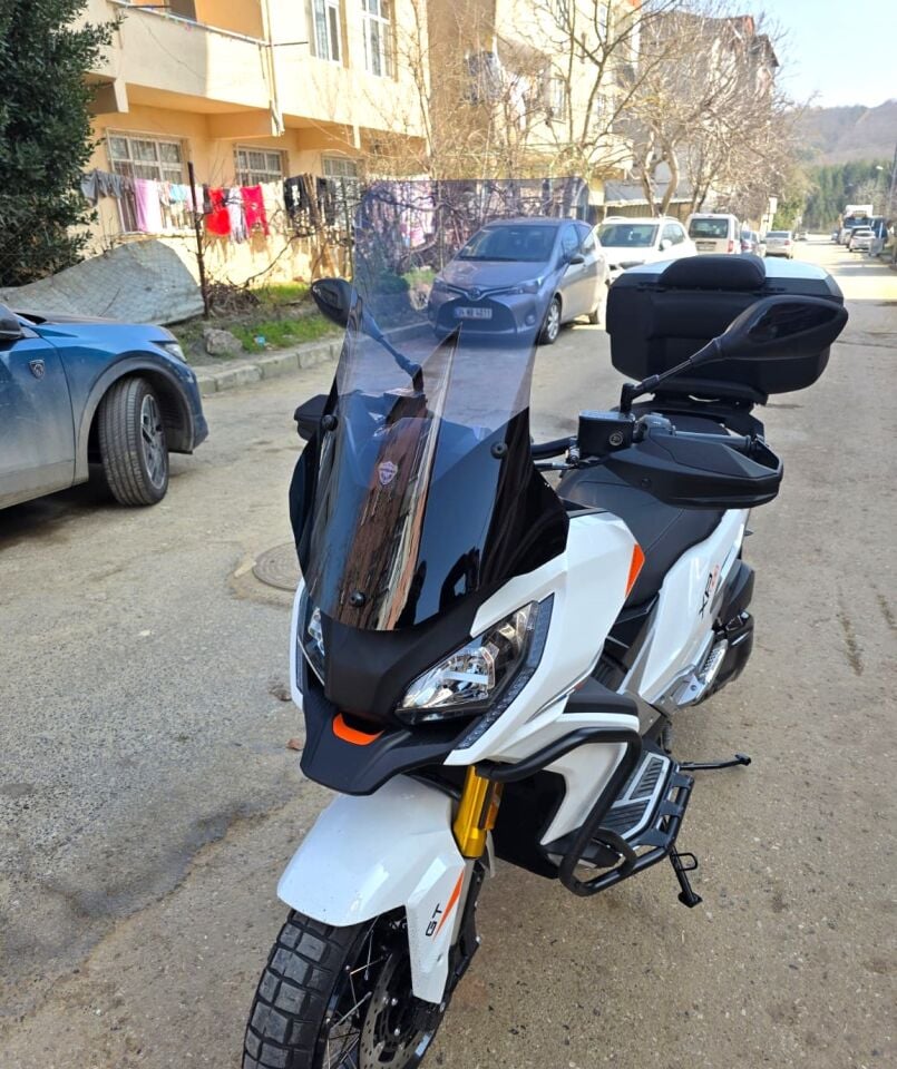 MOTOCAM Peugeot XP 400 Ön Cam 2023-2026 Model 65cm Füme Renkli 4mm UZUN