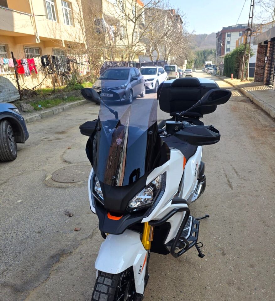 MOTOCAM Peugeot XP 400 Ön Cam 2023-2026 Model 65cm Füme Renkli 4mm UZUN