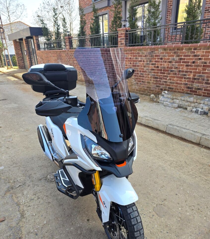 MOTOCAM Peugeot XP 400 Ön Cam 2023-2026 Model 65cm Füme Renkli 4mm UZUN