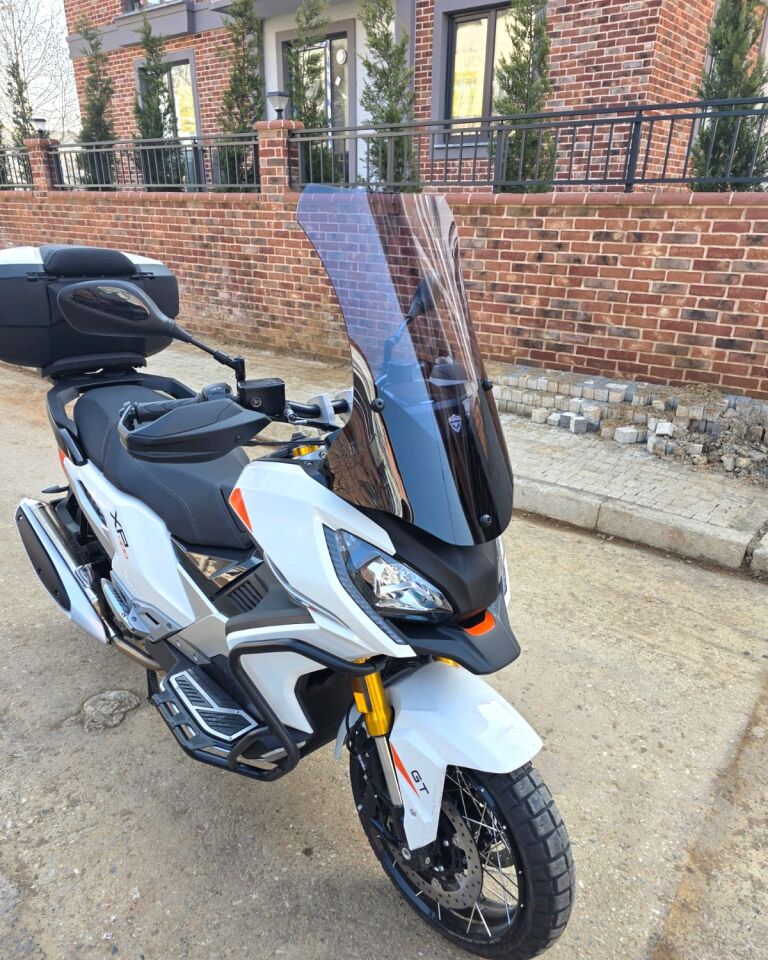 MOTOCAM Peugeot XP 400 Ön Cam 2023-2026 Model 65cm Füme Renkli 4mm UZUN