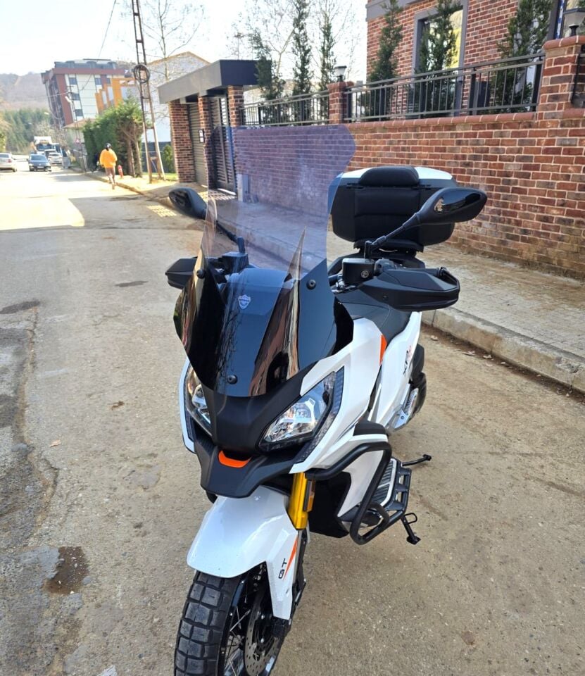 MOTOCAM Peugeot XP 400 Ön Cam 2023-2026 Model 65cm Füme Renkli 4mm UZUN