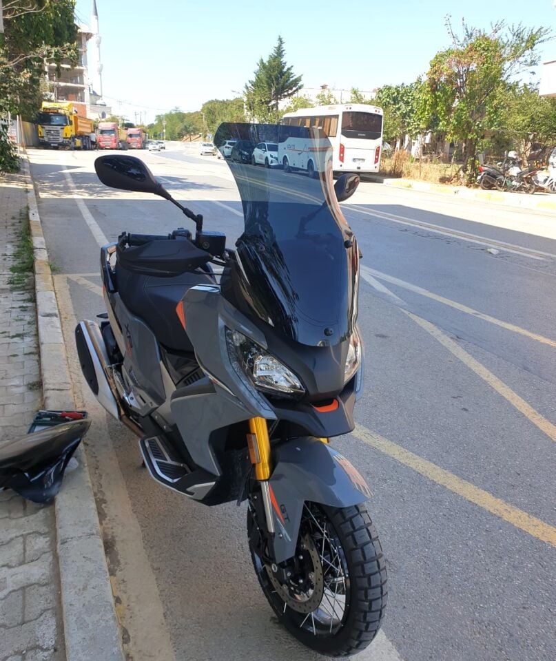 MOTOCAM Peugeot XP 400 Ön Cam 2023-2026 Model 65cm Siyah Renkli 4mm İADESİ YOKTUR