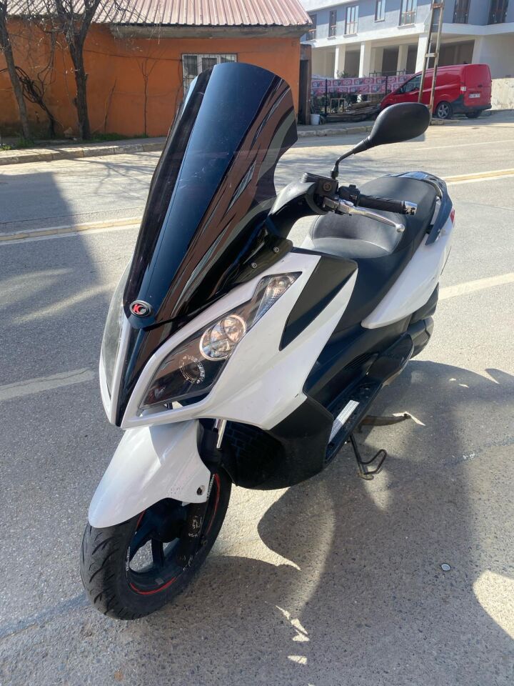MOTOCAM Kymco Xtown 250 İ Ön Cam 2016-2026 Model 67cm Siyah Renkli 4mm ORİJİNAL BOYLU