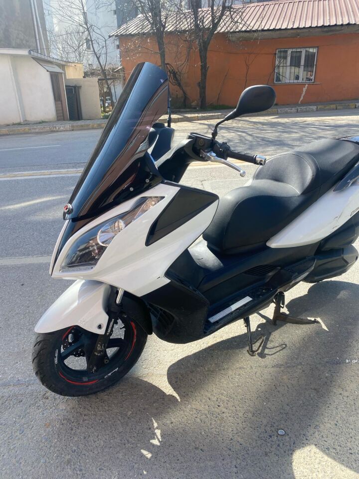 MOTOCAM Kymco Xtown 250 İ Ön Cam 2016-2026 Model 67cm Siyah Renkli 4mm ORİJİNAL BOYLU