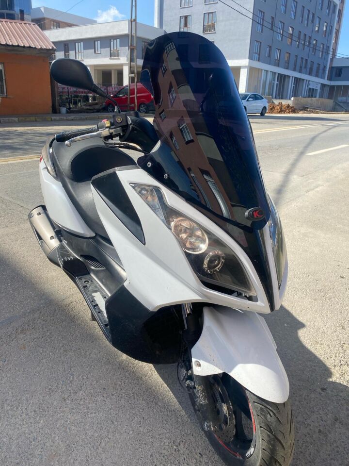 MOTOCAM Kymco Xtown 250 İ Ön Cam 2016-2026 Model 67cm Siyah Renkli 4mm ORİJİNAL BOYLU
