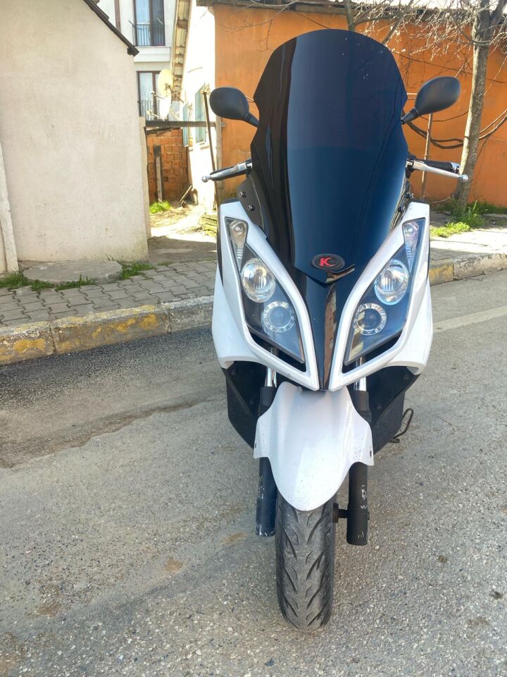 MOTOCAM Kymco Xtown 250 İ Ön Cam 2016-2026 Model 67cm Siyah Renkli 4mm ORİJİNAL BOYLU