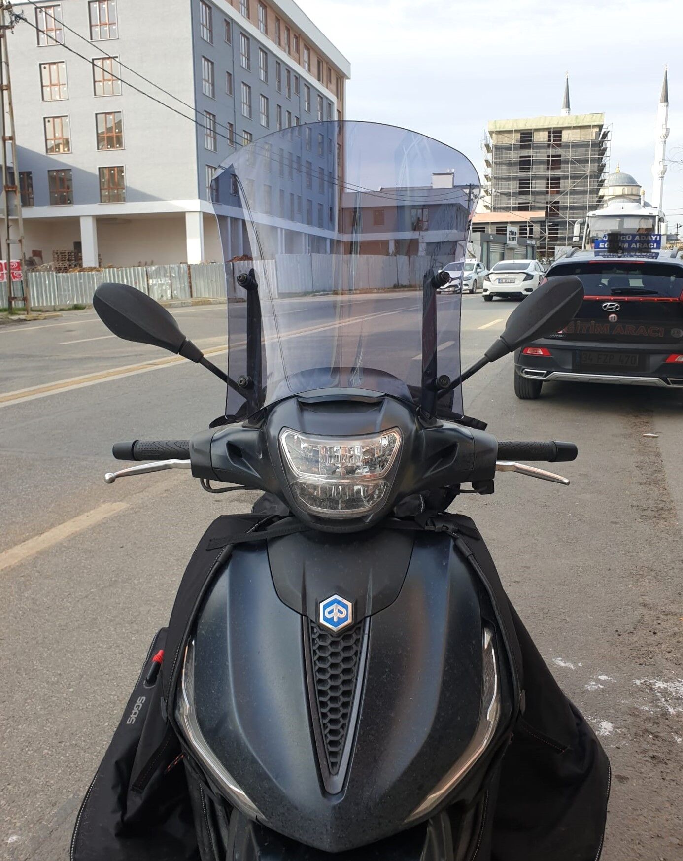 MOTOCAM Piaggio Beverlys 400 Ön Cam 2021-2026 Model 44cm Füme Renkli 4mm