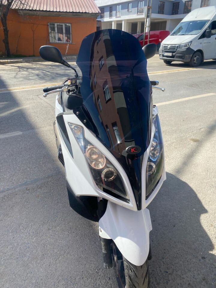 MOTOCAM Kymco Xtown 250 İ Ön Cam 2016-2026 Model 78cm Siyah Renkli 4mm UZUN