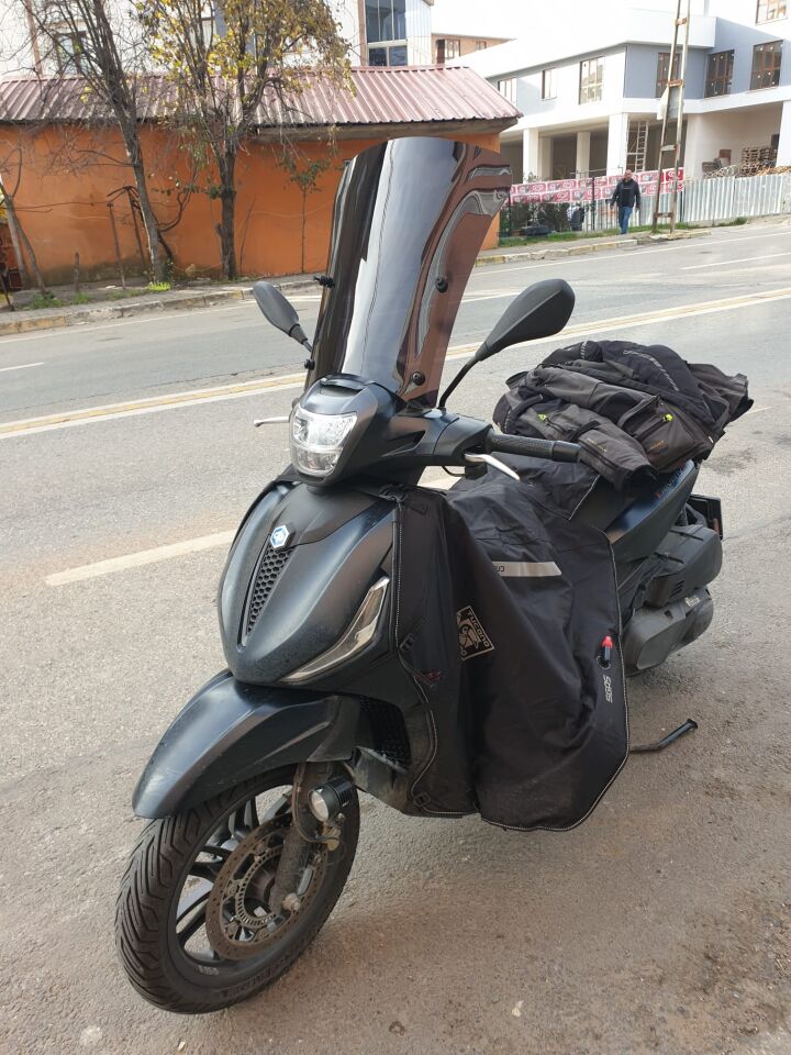 MOTOCAM Piaggio Beverlys 400 Ön Cam 2021-2026 Model 44cm Siyah Renkli 4mm