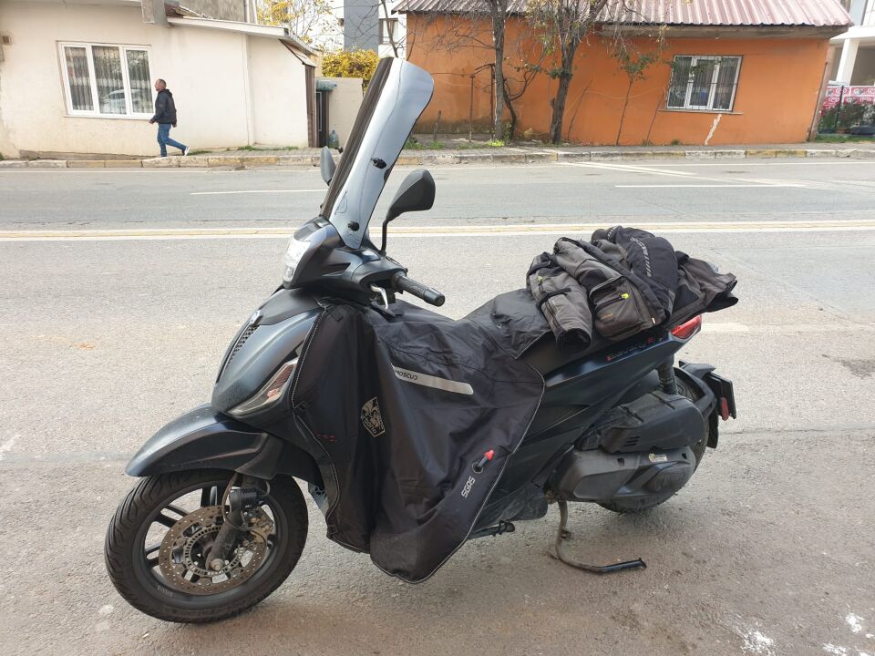 MOTOCAM Piaggio Beverlys 400 Ön Cam 2021-2026 Model 44cm Siyah Renkli 4mm