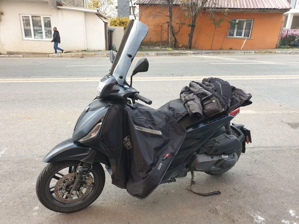 MOTOCAM Piaggio Beverlys 400 Ön Cam 2021-2026 Model 44cm Siyah Renkli 4mm