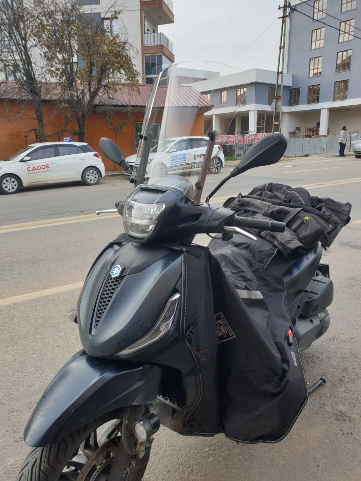 MOTOCAM Piaggio Beverlys 400 Ön Cam 2021-2026 Model 44cm Şeffaf Renkli 4mm