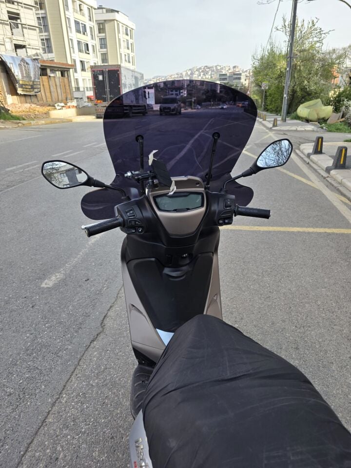 MOTOCAM Piaggio Medley S 150 Ön Cam 2021-2025 Model 56cm Siyah Renkli Elcikli APARATSIZDIR