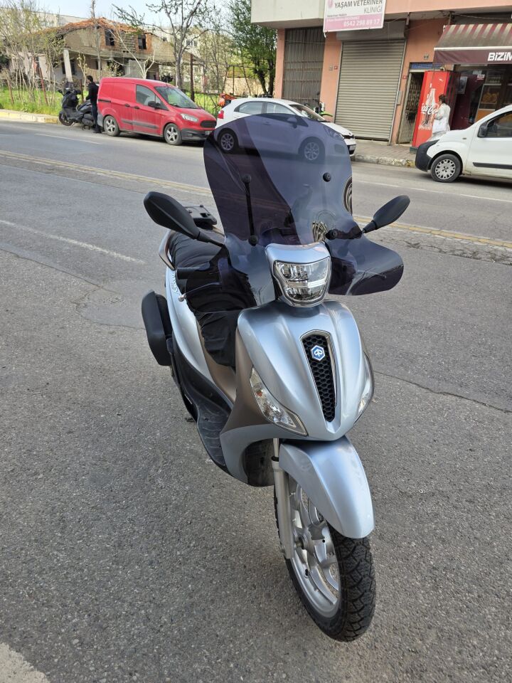 MOTOCAM Piaggio Medley S 150 Ön Cam 2021-2025 Model 56cm Siyah Renkli Elcikli APARATSIZDIR