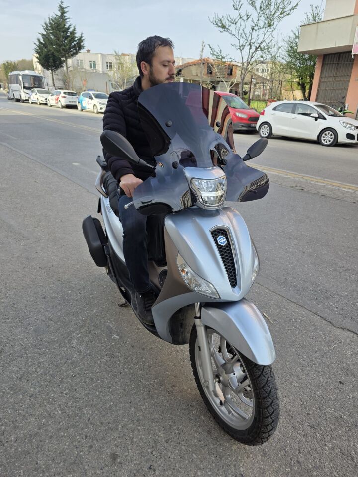 MOTOCAM Piaggio Medley S 150 Ön Cam 2021-2025 Model 56cm Siyah Renkli Elcikli APARATSIZDIR