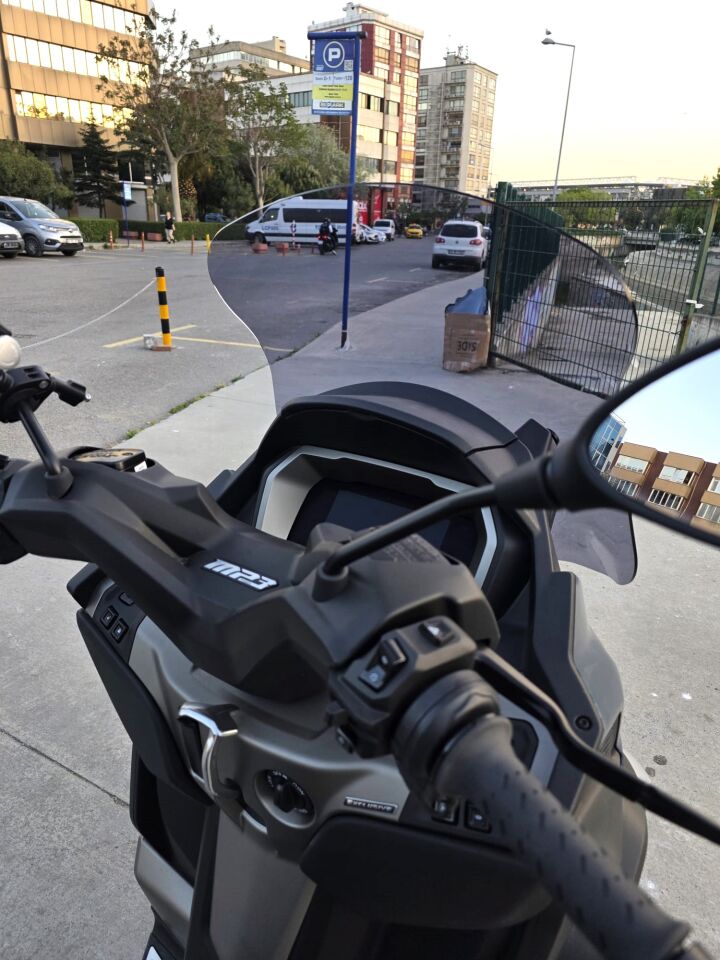MOTOCAM Piaggio MP3 530 Ön Cam 2023-2026 Model 60cm Füme Renkli 4mm ORTA BOYLU