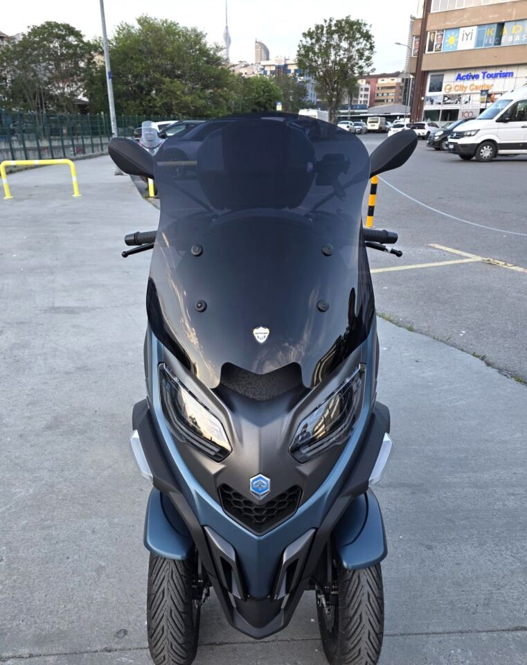 MOTOCAM Piaggio MP3 530 Ön Cam 2023-2026 Model 60cm Siyah Renkli 4mm ORTA BOYLU