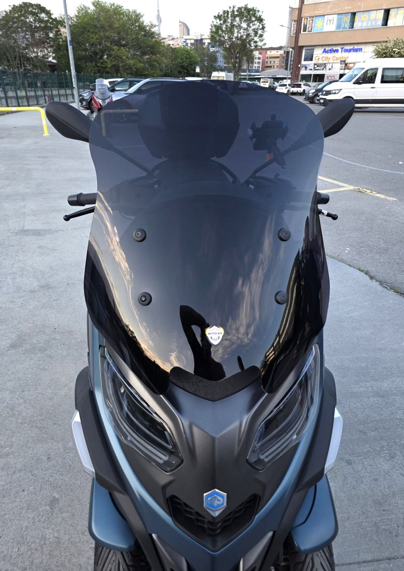 MOTOCAM Piaggio MP3 530 Ön Cam 2023-2026 Model 60cm Siyah Renkli 4mm ORTA BOYLU