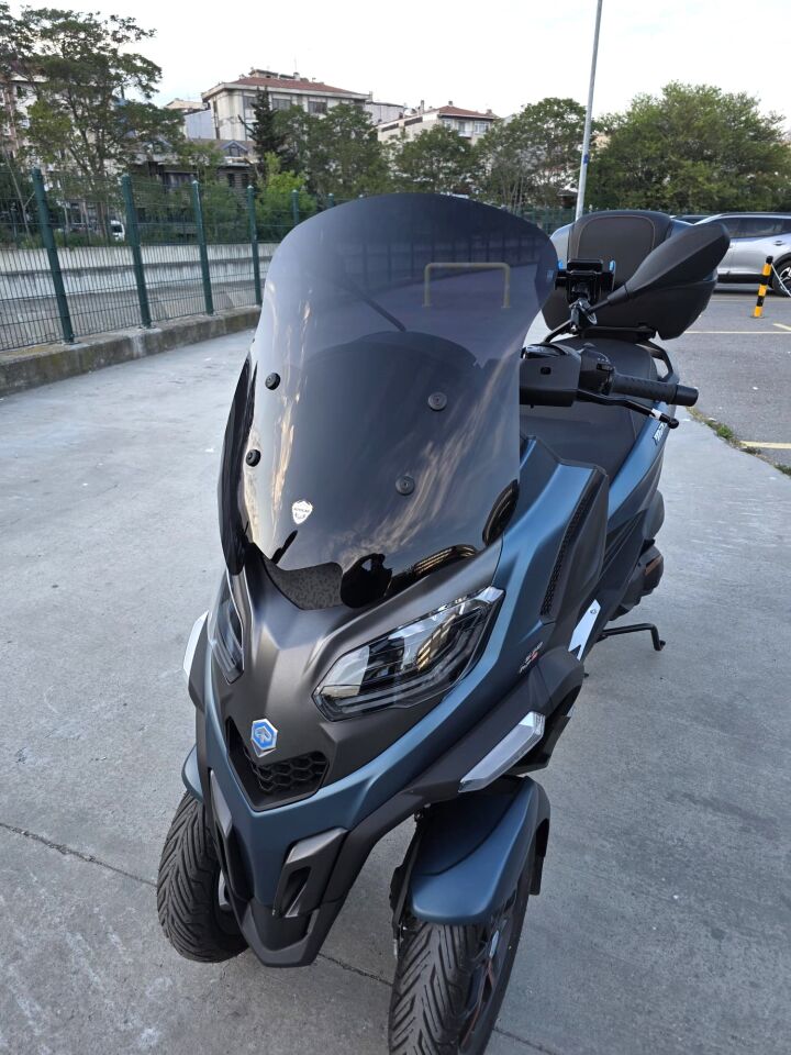 MOTOCAM Piaggio MP3 530 Ön Cam 2023-2026 Model 60cm Siyah Renkli 4mm ORTA BOYLU