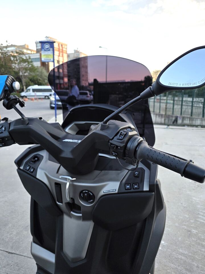 MOTOCAM Piaggio MP3 530 Ön Cam 2023-2026 Model 60cm Siyah Renkli 4mm ORTA BOYLU