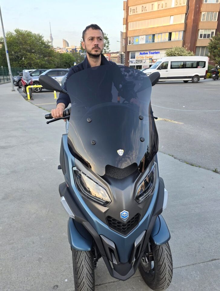 MOTOCAM Piaggio MP3 530 Ön Cam 2023-2026 Model 60cm Siyah Renkli 4mm ORTA BOYLU