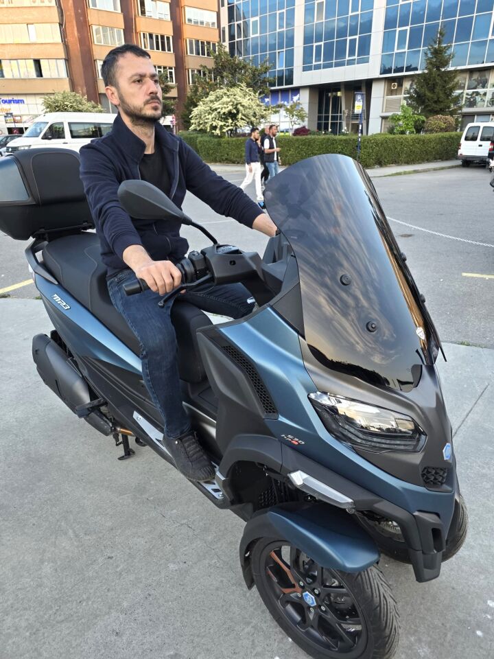 MOTOCAM Piaggio MP3 530 Ön Cam 2023-2026 Model 60cm Siyah Renkli 4mm ORTA BOYLU