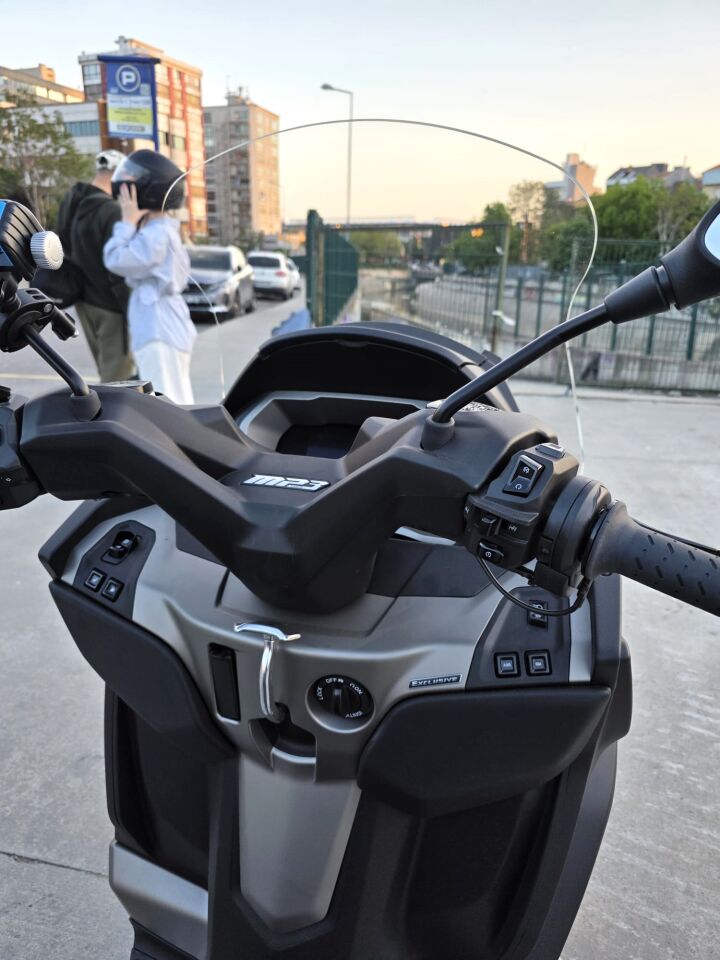 MOTOCAM Piaggio MP3 530 Ön Cam 2023-2026 Model 60cm Şeffaf Renkli 4mm ORTA BOYLU