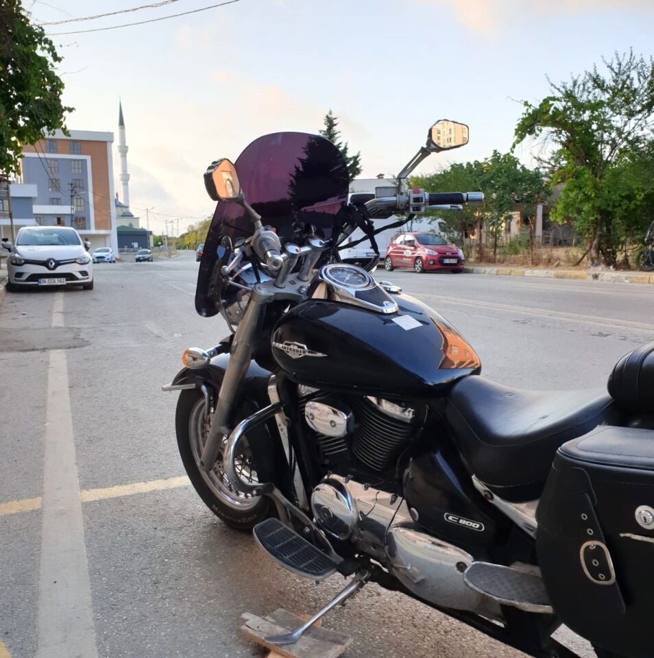 MOTOCAM Suzuki VL 800 Ön Cam 2004-2016 Model 61cm Siyah Renkli 4mm APARATSIZDIR