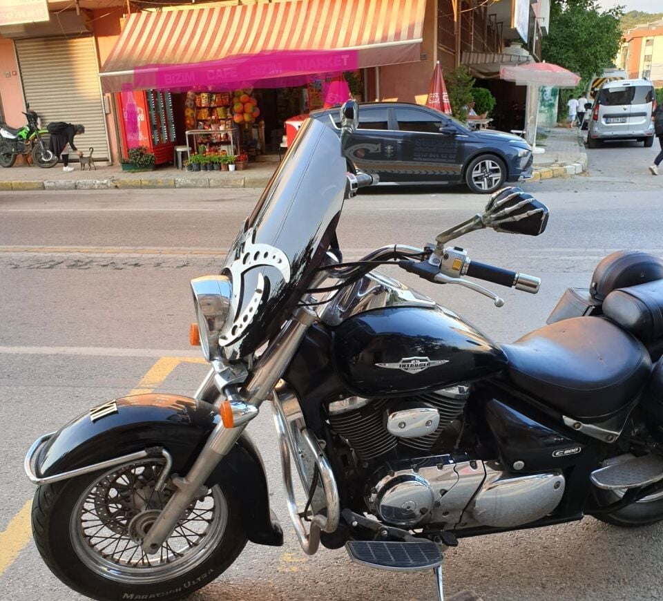 MOTOCAM Suzuki VL 800 Ön Cam 2004-2016 Model 61cm Siyah Renkli 4mm APARATSIZDIR