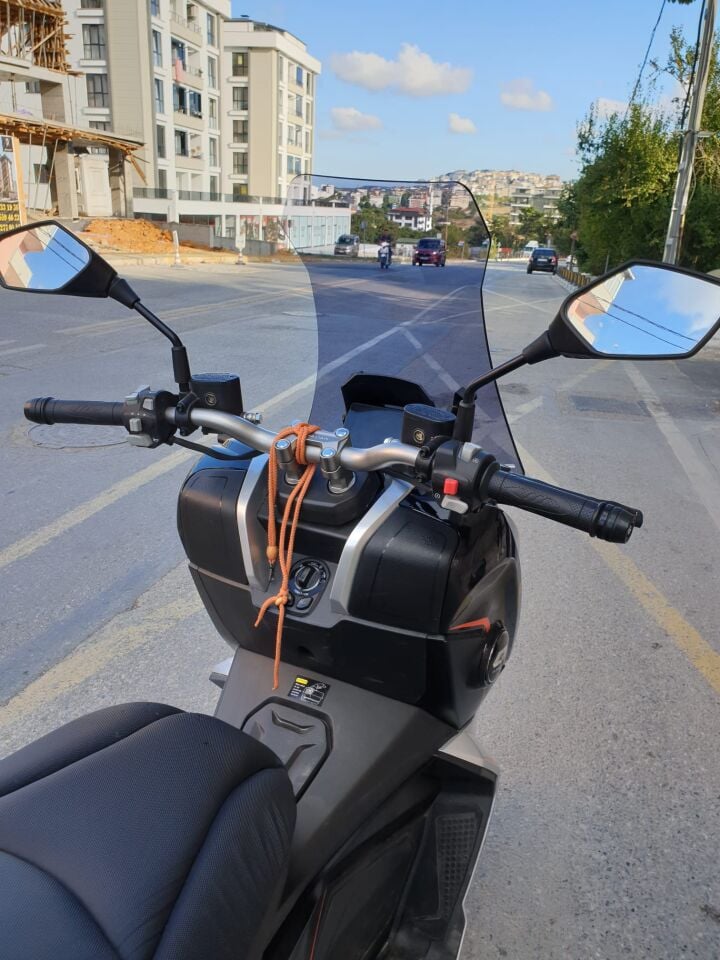 MOTOCAM QJ ATR 125 Ön Cam 2023-2026 Model 65cm Füme Renkli 4mm ORTA BOYLU