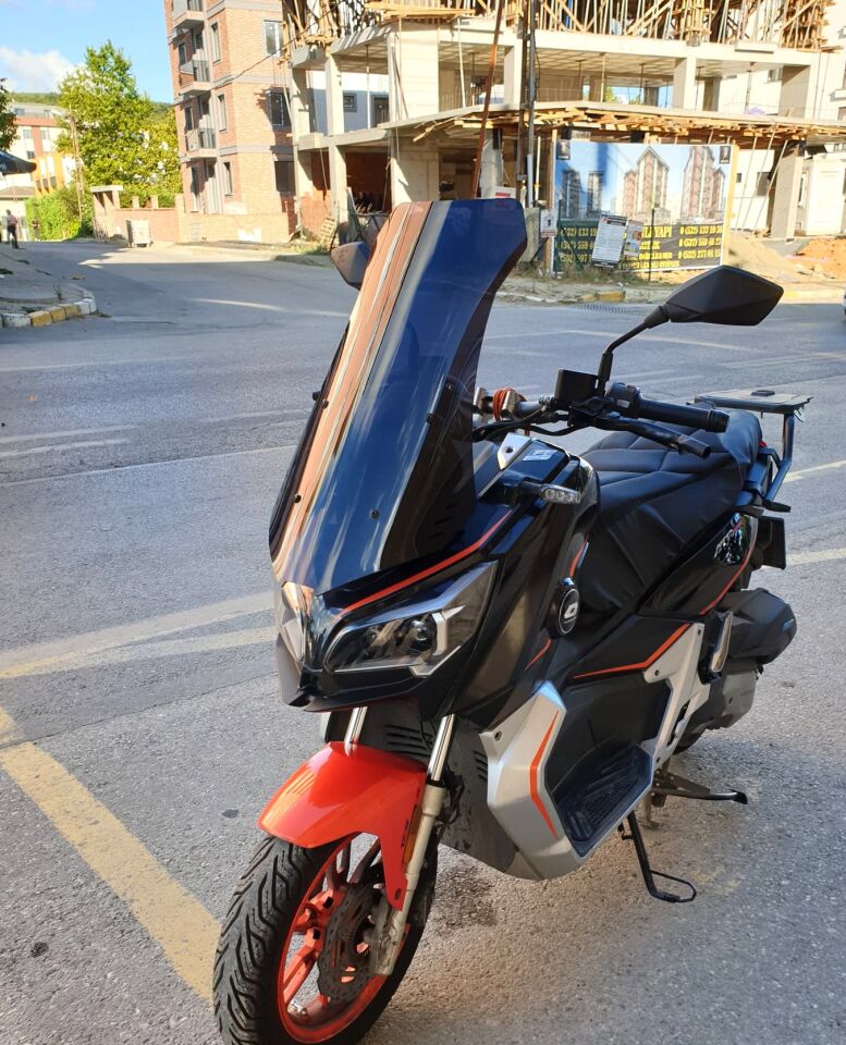 MOTOCAM QJ ATR 125 Ön Cam 2023-2026 Model 65cm Siyah Renkli 4mm ORTA BOYLU