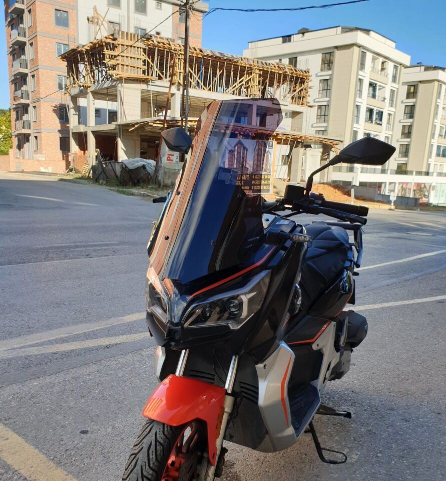 MOTOCAM QJ ATR 125 Ön Cam 2023-2026 Model 65cm Siyah Renkli 4mm ORTA BOYLU