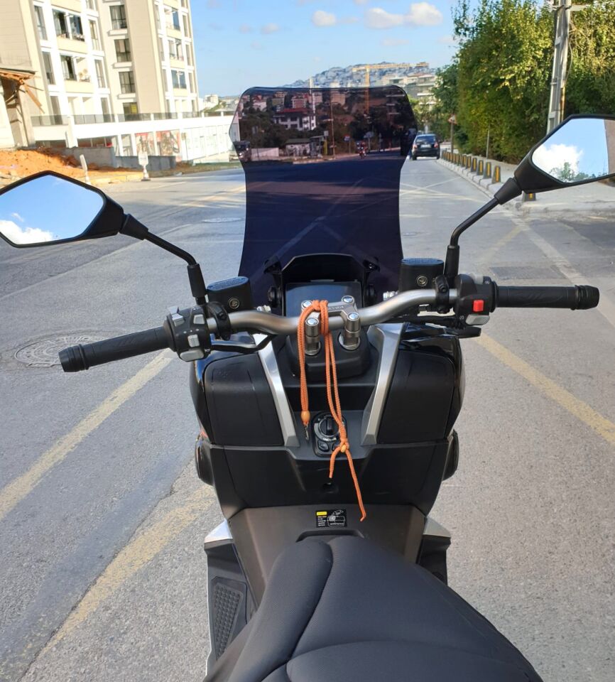 MOTOCAM QJ ATR 125 Ön Cam 2023-2026 Model 65cm Siyah Renkli 4mm ORTA BOYLU